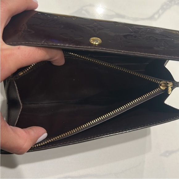 Louis Vuitton Vernis Portefeuille Sarah Wallet Amarante / Burgundy - EUC - Picture 12 of 16